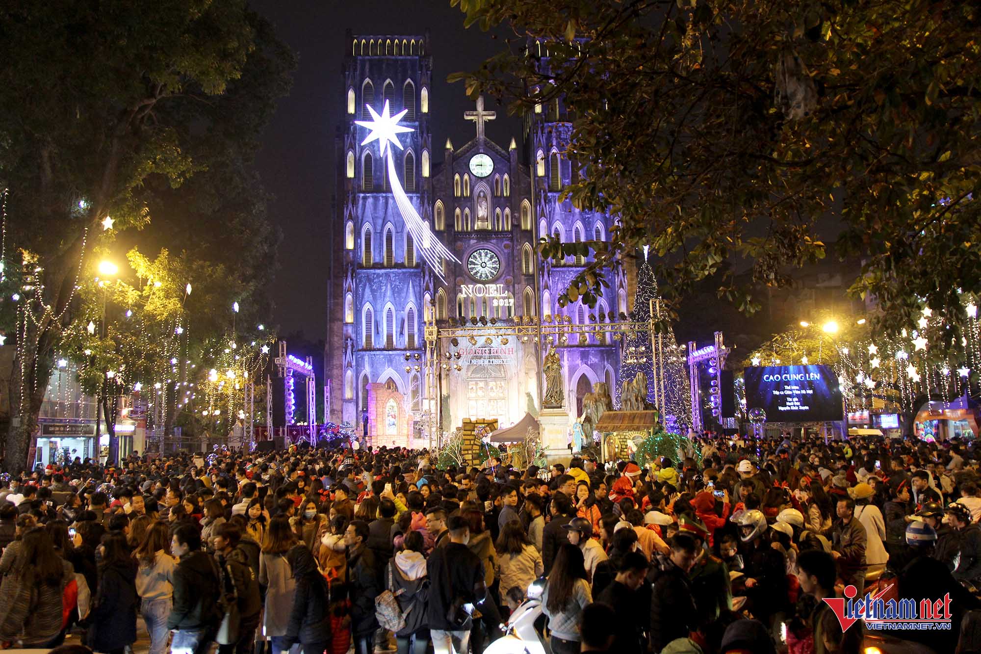 Nghìn người đi chơi Noel sớm, phố Hà Nội tắc cứng